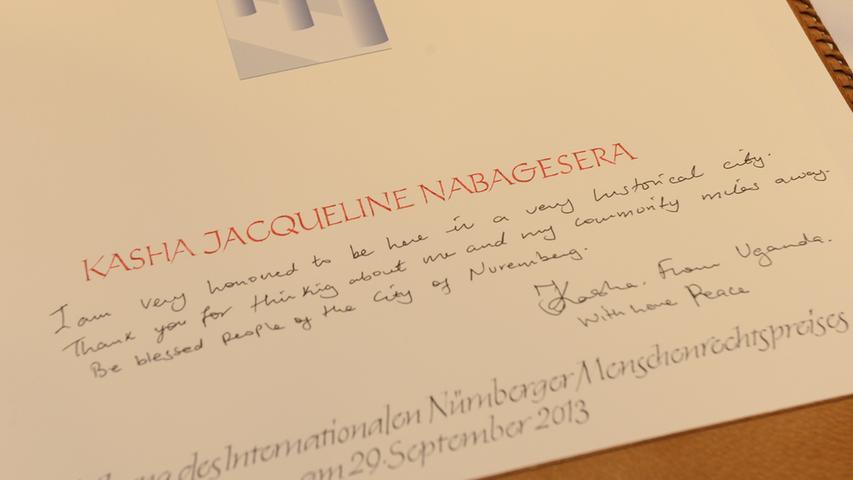 Im Goldenen Buch hinterließ Kasha Nabagesera einen Segen für die Bürger der Stadt Nürnberg.