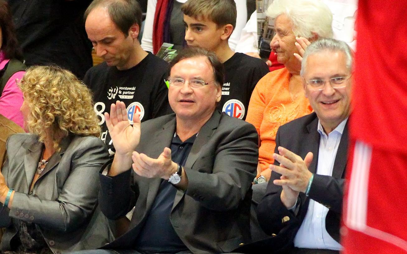Weiter am Ball: Joachim Herrmann (rechts) neben ihm Aufsichtsratmitglied Richard Heindl.