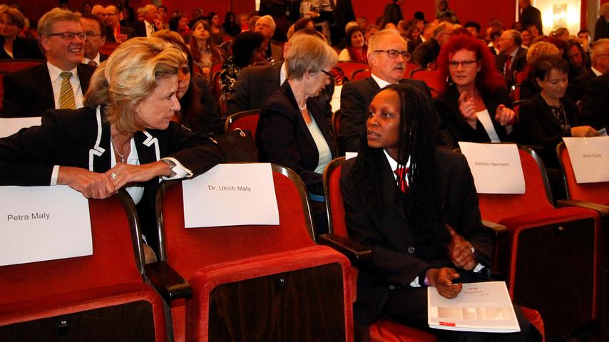 Auch die Bundestagsabgeordnete Dagmar Wöhrl fragte interessiert bei der Preisträgerin nach.