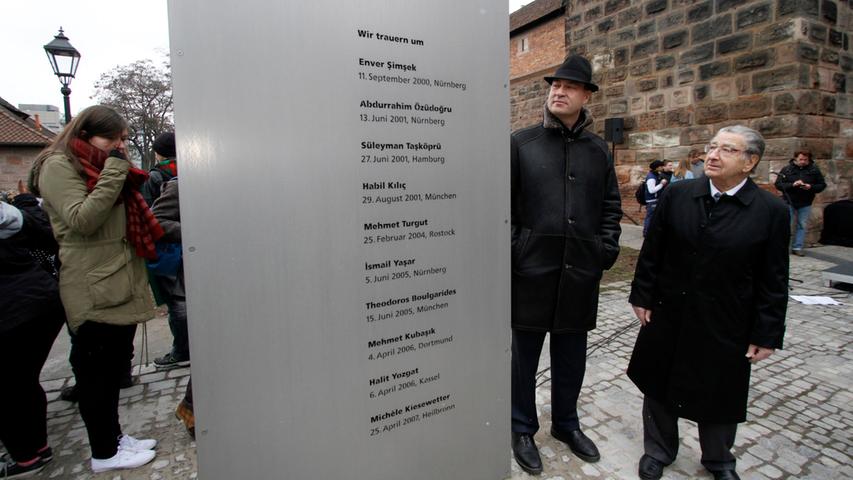 Dieses Bild zeigt Arno Hamburger bei einem seiner letzten öffentlichen Auftritte. Zusammen mit Bayerns Finanzminister Markus Söder weihte er das Nürnberger Mahnmal für die NSU-Opfer ein.