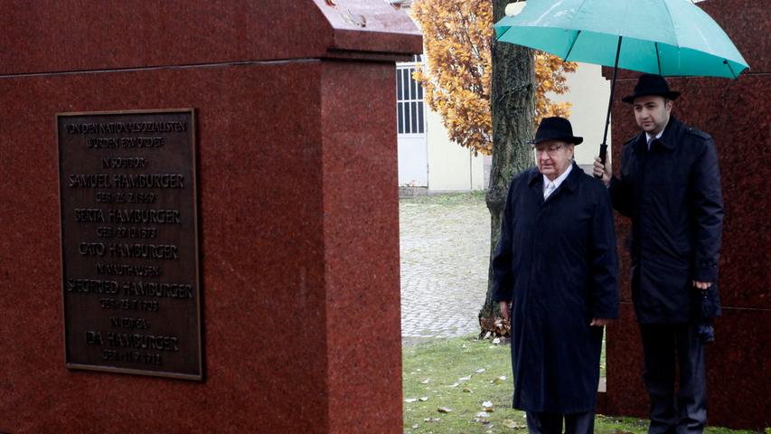 Zum Gedenken an die jüdischen Opfer des Holocaust legte Arno Hamburger vor seinem Familiengrab einen Kranz nieder.