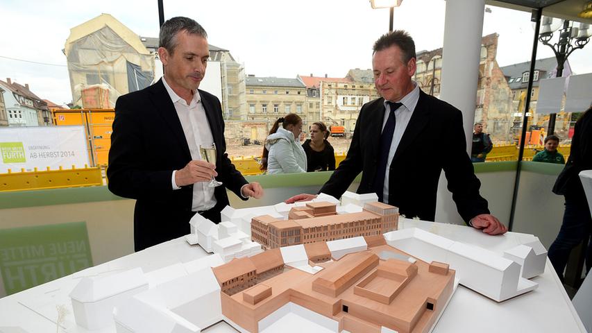 MIB-Vorstand Alexander Schlag (links) und Fürths Oberbürgermeister Thomas Jung sehen sich das Modell an. Im Hintergrund sieht man die Baustelle nach dem Abriss von Fiedler und Park-Hotel.