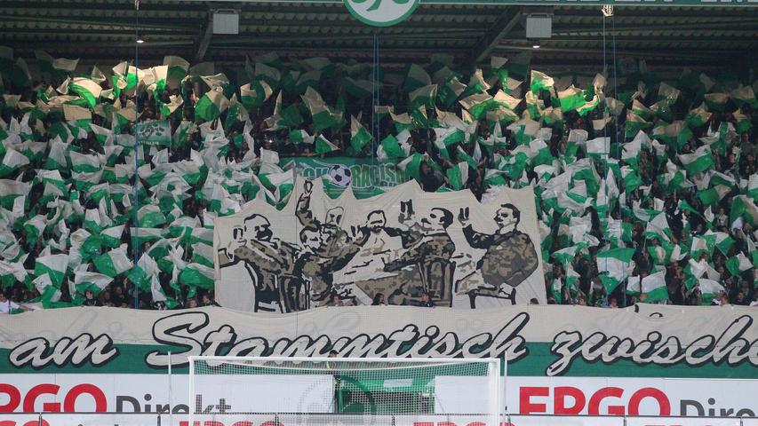 Die Fürther Fans bringen an diesem Fußball-Feiertag eine Liebeserklärung an ihr Kleeblatt mit ins Stadion: "...seitdem folgt man dir egal wohin, weiß-grün gibt unserem Leben einen Sinn", so das Banner in der Nordtribüne zum 110. Geburtstag der Weiß-Grünen.