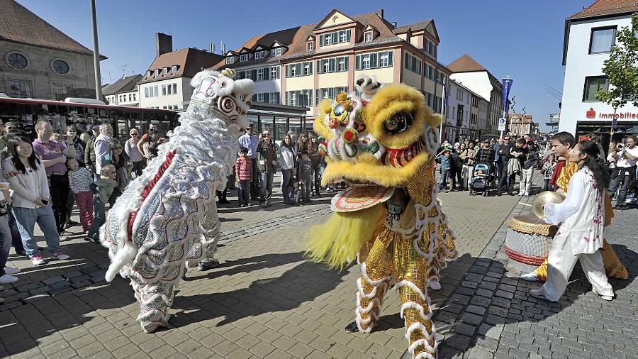 Zum „Tag der chinesischen Sprache“ gab es diverse Darbietungen auf dem Hugenottenplatz. Zum „Tag der chinesischen Sprache“ gab es diverse Darbietungen auf dem Hugenottenplatz.
