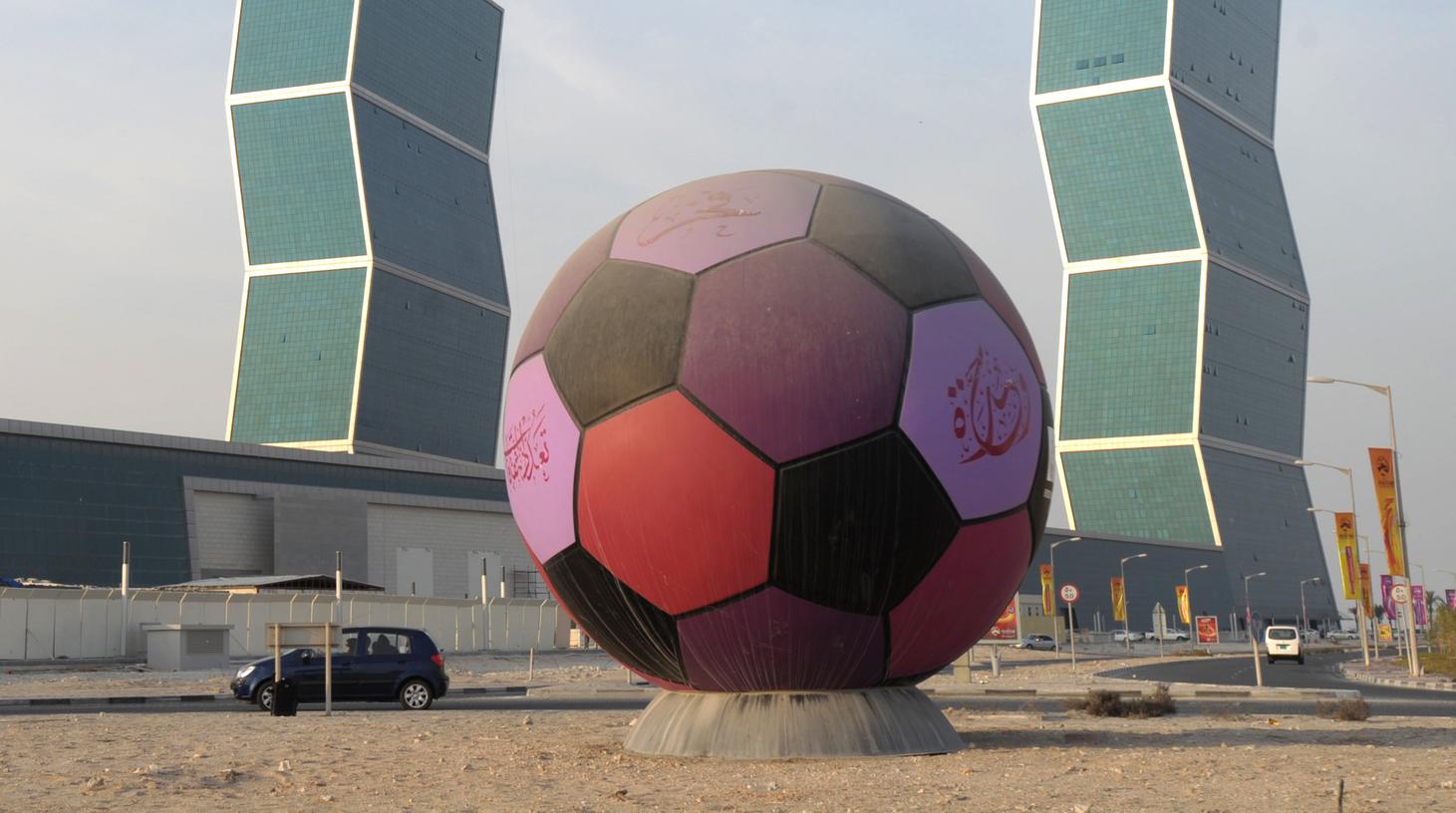 Ein überdimensionaler Fußball steht in Doha, der Hauptstadt von Katar. Die Vergabe der WM an den Wüstenstaat war und ist umstritten.