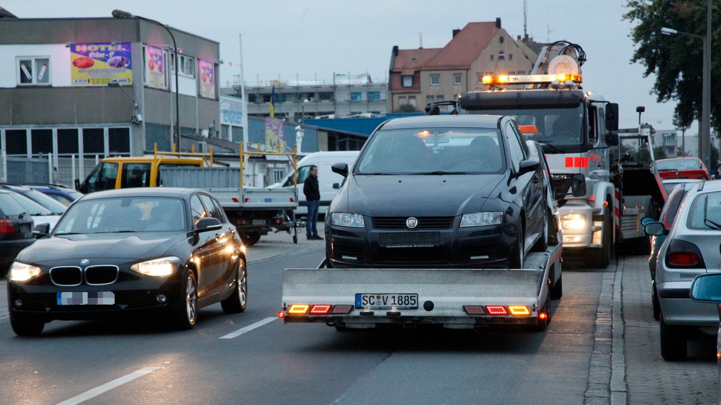 Stadt lässt erneut Autos in der Fuggerstraße abschleppen Stadt lässt erneut Autos in der Fuggerstraße abschleppen