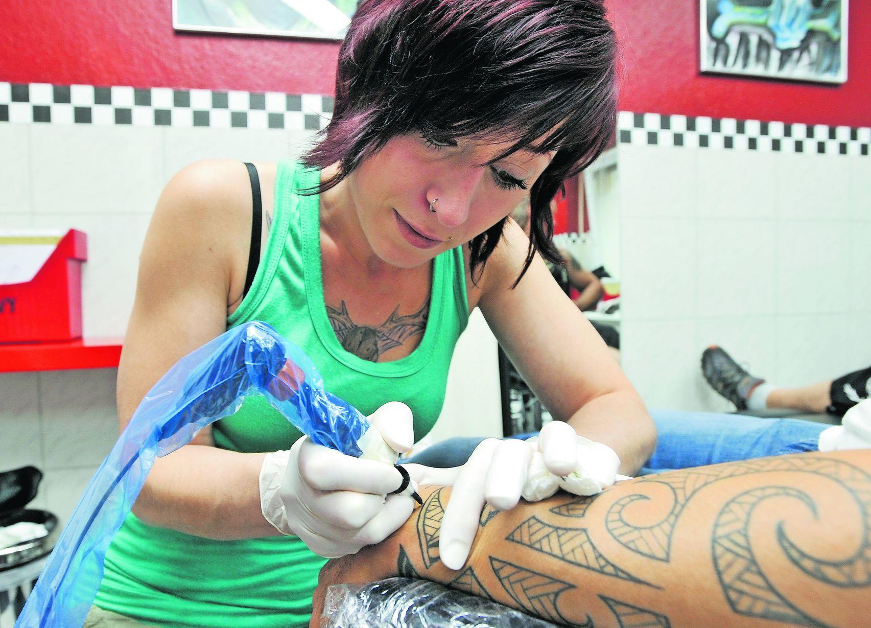 Eine blutige Angelegenheit Tattoos stechen Szene Extra nordbayern.de