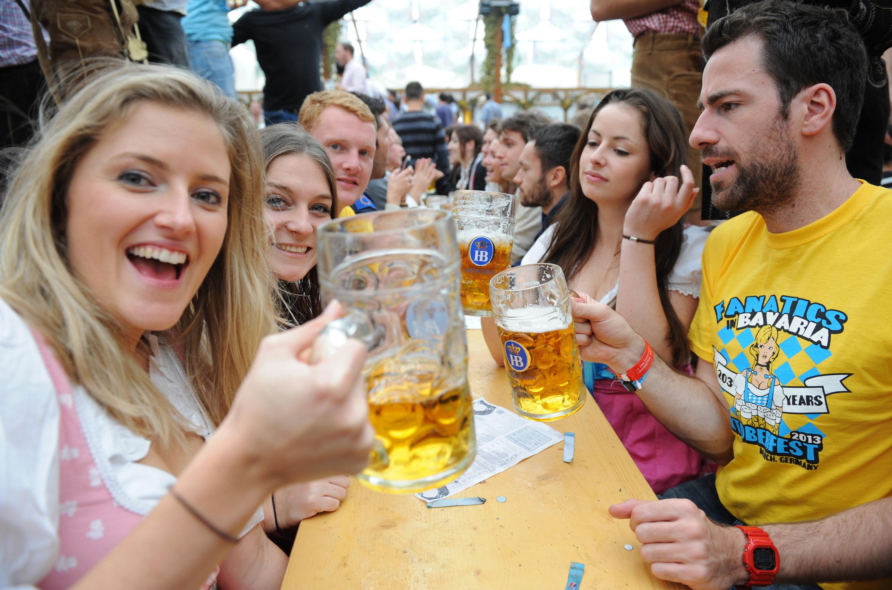 Bussi hier, Bussi dort – auf der Wiesn wird geflirtet, was das Zeug hält. Egal, ob Festzelt oder Biergarten, auf dem Oktoberfest schlagen die Herzen fast überall höher. Ob man zwischen Festbier und Weißwurst allerdings den Partner fürs Leben findet?