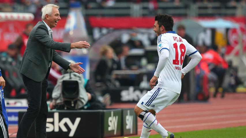 ... und knallt es dem FCN-Keeper in die Maschen. Anschließend jubelt er mit dem neuen HSV-Coach Bert van Marwijk.