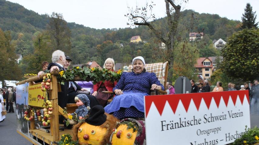 Das Erntedankfest in Muggendorf hatte sich nicht gerade das beste Wetter für seinen Umzug ausgesucht.
