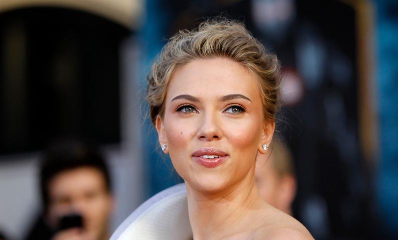 Scarlett Johansson sollte einen transsexuellen Zuhälter spielen – darf sie nicht, urteilten Kritiker.

