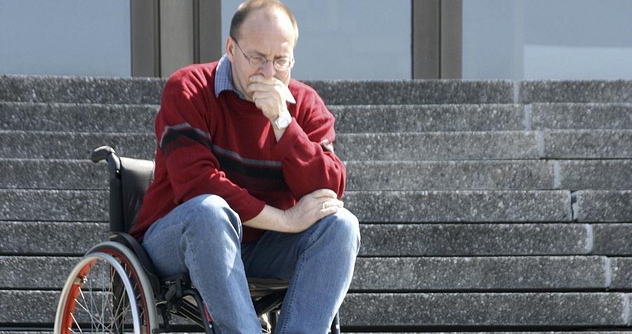 Eine Treppe zu bewältigen, ist nur eines von vielen Problemen, bei denen behinderte Menschen Unterstützung brauchen. Eine Treppe zu bewältigen, ist nur eines von vielen Problemen, bei denen behinderte Menschen Unterstützung brauchen.