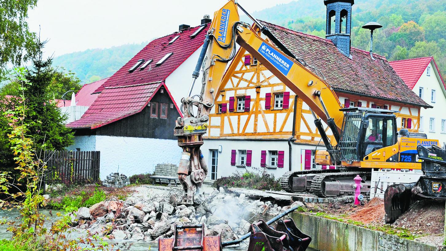 Von der Brücke in Unterzaunsbach blieb nur ein Haufen Steine