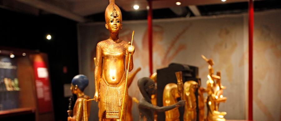 Tutanchamun hieß vor seiner Regentschaft Tutanchaton - ein Hinweis auf die Verehrung Atons. Bereits im Kindesalter wurde er zum Pharao gekrönt und änderte seinen Namen in Tutanchamun, was  "Lebendiges Abbild des Amun", also des Wind- und Fruchtbarkeitsgotts, bedeutet.