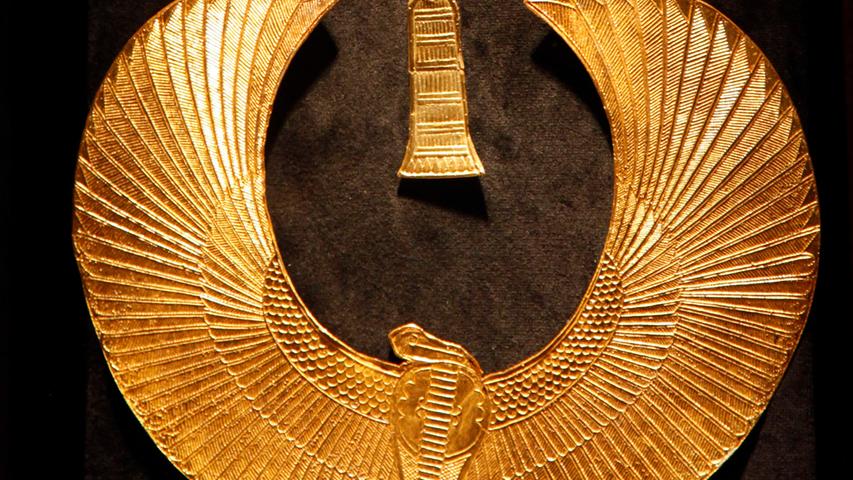 Tutanchamun soll der Sohn Echnatons (Regierungszeit 1353 bis 1337 vor Christus) gewesen sein. Echnaton führte den monotheistischen Glauben - also den Glauben an einen einzigen Gott - in Ägypten ein. Aton, die Sonnenscheibe, ersetzte die zahlreichen Götter in der ägyptischen Religion.