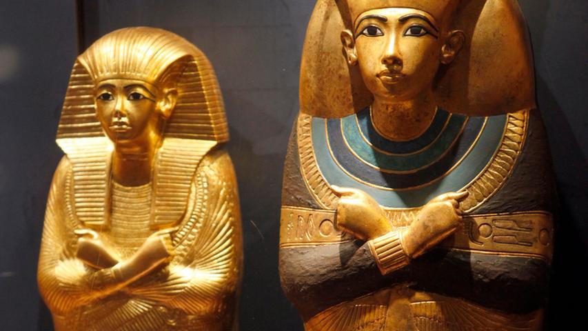 In den Originalen der Minisärge befanden sich eine kleine Königsfigur an einer Goldkette und eine Locke der Königin Teje, sie war Tutanchamuns Großmutter.