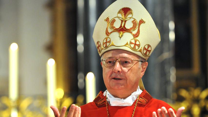 Der Vorsitzende der Deutschen Bischofskonferenz, Erzbischof Robert Zollitsch, beriet mit Papst Franziskus über den Fall. Angeblich soll Franziskus mit den Worten "Wie bitte?" reagiert haben.