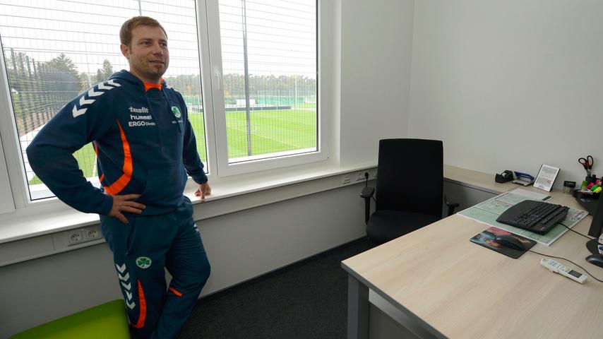 Blick auf den Rasen: Stolz lässt sich Trainer Frank Kramer in seinem neuen Büro - mit perfektem Blick auf den Trainingsplatz - ablichten.