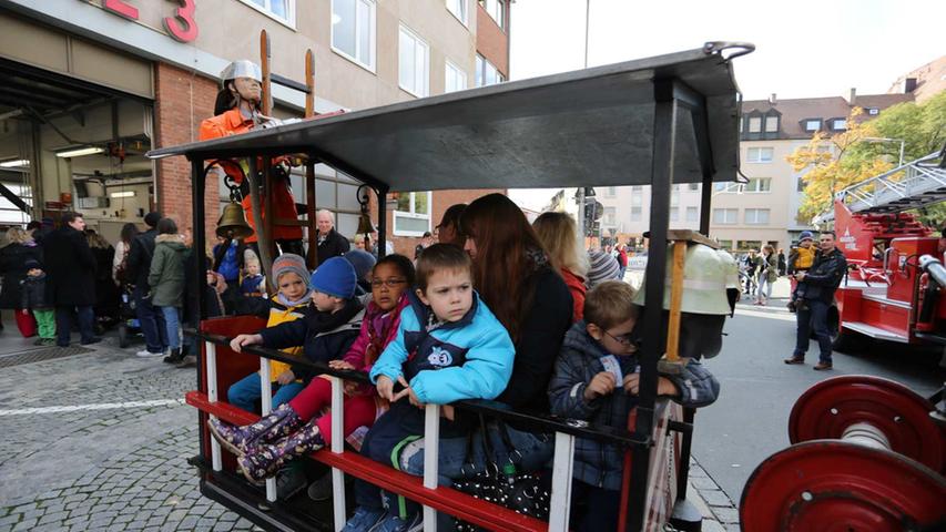 Die Feuerwache am Jakobsplatz beteiligte sich natürlich auch am Tag der offenen Tür der Stadt Nürnberg und erfreute die kleinen Besucher mit einem Kinder-Löschzug.