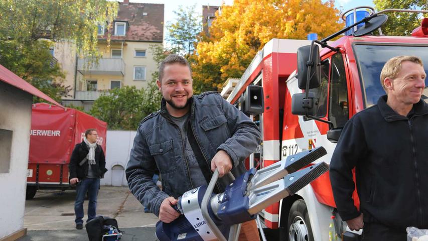 Andreas Bauer aus Fürth testete einen elektronischen Spreizer der Feuerwehr Nürnberg.