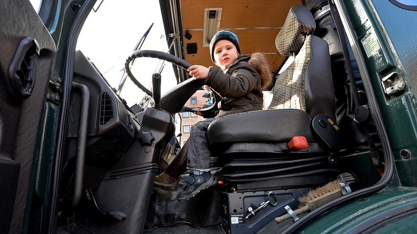 Auch dieser kleine Mann träumt jetzt sicher von einer Karriere als Lkw-Fahrer.