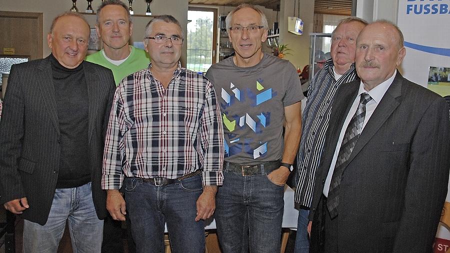 Rudi Hirschmann (rechts) mit Mitgliedern der Meistermannschaft von 1976/77. Rudi Hirschmann (rechts) mit Mitgliedern der Meistermannschaft von 1976/77.