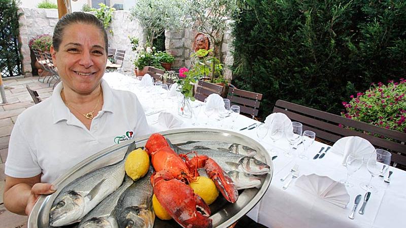 Frischen Fisch gibt es demnächst auch in der neuen "Trattoria del Nord im  Siedlerheim". Hier ein Foto von Antonietta Ruo im Garten des früheren Restaurants.