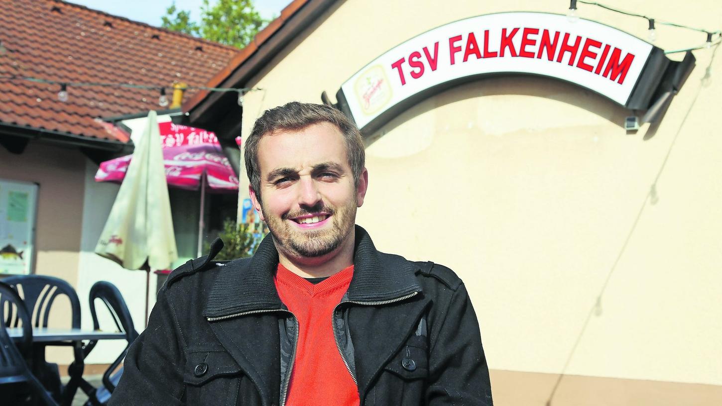 Felix Steinbach vom TSV Falkenheim hofft auf eine Fusion seines Vereins mit dem Nachbarn, der DJK Eintracht Süd. Wegen vieler Unwägbarkeiten wollte von der Eintracht niemand mit aufs Bild. Felix Steinbach vom TSV Falkenheim hofft auf eine Fusion seines Vereins mit dem Nachbarn, der DJK Eintracht Süd. Wegen vieler Unwägbarkeiten wollte von der Eintracht niemand mit aufs Bild.