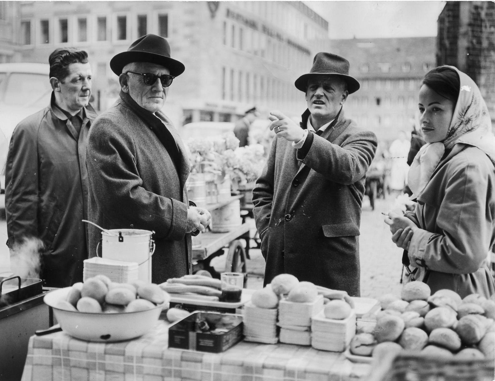 Auch eine Nürnbergerin durfte in dem Film mitspielen. Beatrice Jardi (rechts) wurde für eine kleine Nebenrolle engagiert. Regisseur Stanley Kramer (2. v.re.) und Spencer Tracy (2.v.li.) reden gerade über die nächste Szene. Ganz links Regieassistent Lazlo von Ronay.