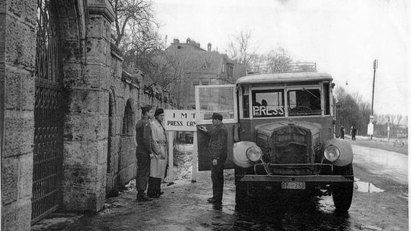 Die Prozesse waren auch ein mediales Großereignis. Die Journalisten aus aller Welt kamen im Faber-Castell-Schloß in Stein unter. Vom Pressecamp ging es mit einem eigens eingerichteten Shuttle-Service zum Justizpalast Nürnberg.
