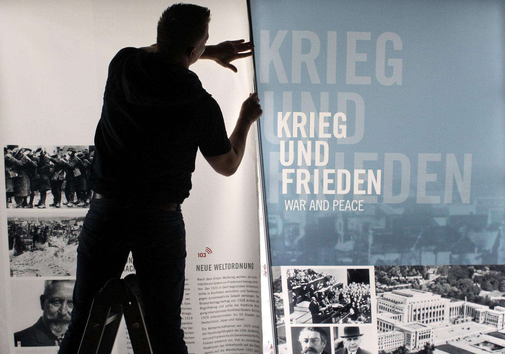 Ein Mann befestigt die letzten Schautafeln im Museum "Memorium Nürnberger Prozesse" im Landgericht Nürnberg-Fürth. Am 21. November 2010 wurde die Informations- und Erinnerungsstätte offiziell eröffnet.