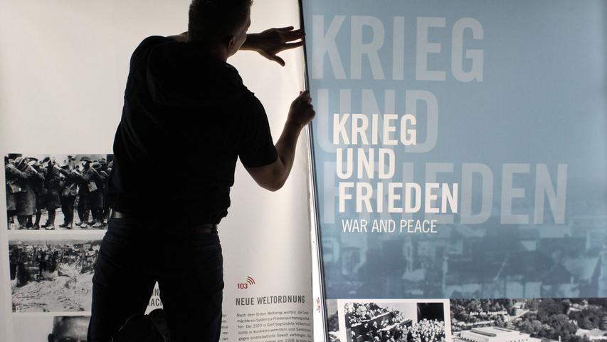 Ein Mann befestigt die letzten Schautafeln im Museum "Memorium Nürnberger Prozesse" im Landgericht Nürnberg-Fürth. Am 21. November 2010 wurde die Informations- und Erinnerungsstätte offiziell eröffnet.
