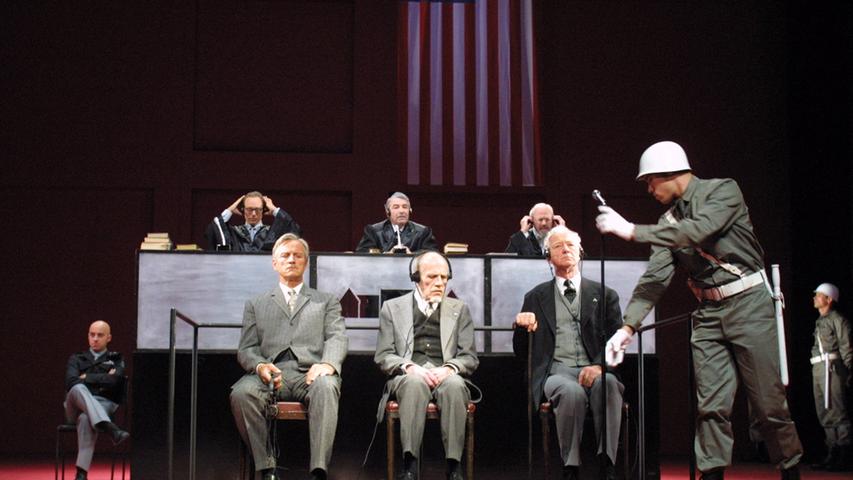 "Das Urteil von Nürnberg" wurde auch als Theaterstück verfasst und regelmäßig im Schauspielhaus Nürnberg aufgeführt.