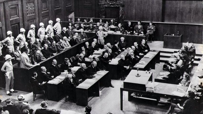 Am 20. November 1945 begann ein Gerichtsverfahren, das Geschichte schrieb. In Nürnberg begannen die Prozesse gegen die Hauptkriegsverbrecher des NS-Regimes. Knapp ein Jahr später, am 30. September und am 1. Oktober 1946 wurden die Urteile gesprochen. 24 maßgebliche NS-Verbrecher waren angeklagt, 21 standen vor Gericht, zwölf von ihnen wurden zum Tode verurteilt. Sieben Angeklagte erhielten langjährige oder lebenslange Haftstrafen. Am 20. November 1945 begann ein Gerichtsverfahren, das Geschichte schrieb. In Nürnberg begannen die Prozesse gegen die Hauptkriegsverbrecher des NS-Regimes. Knapp ein Jahr später, am 30. September und am 1. Oktober 1946 wurden die Urteile gesprochen. 24 maßgebliche NS-Verbrecher waren angeklagt, 21 standen vor Gericht, zwölf von ihnen wurden zum Tode verurteilt. Sieben Angeklagte erhielten langjährige oder lebenslange Haftstrafen.