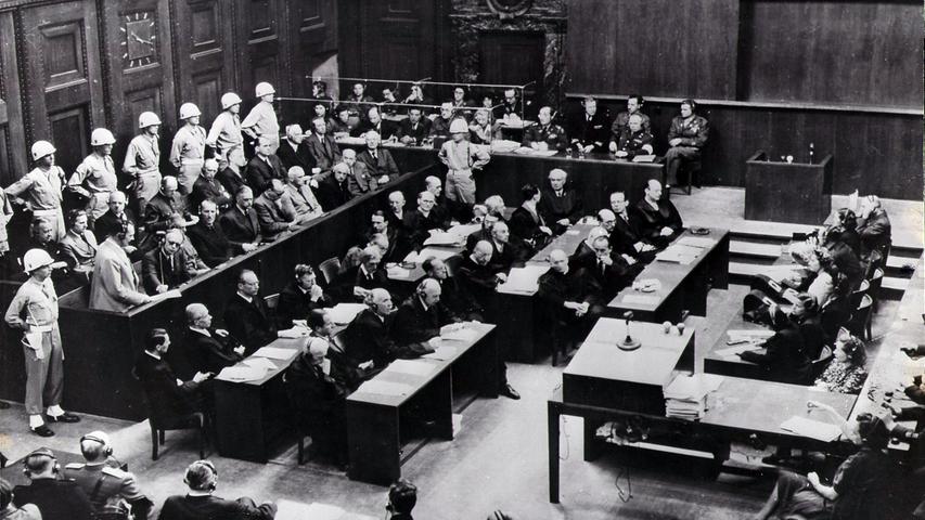  Insgesamt 24 Einzelpersonen und sechs Organisationen saßen bei dem zehnmonatigen Prozess wegen Verbrechen gegen Frieden und Menschlichkeit auf der Anklagebank. Am 30. September und 1. Oktober 1946 wurden zwölf der 24 Angeklagten zum Tode verurteilt. Sieben Angeklagte erhielten langjährige oder lebenslange Haftstrafen, drei Angeklagte wurden freigesprochen.