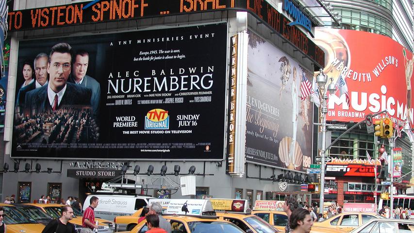 Auch heute noch werden die Prozesse immer wieder neu verfilmt. Zuletzt im Jahr 2000 mit dem amerikanischen Dokudrama "Nürnberg", unter anderem mit Alec Baldwin. Hier eine Ankündigung des Films in New York.