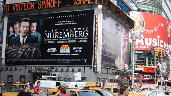 Auch heute noch werden die Prozesse immer wieder neu verfilmt. Zuletzt im Jahr 2000 mit dem amerikanischen Dokudrama "Nürnberg", unter anderem mit Alec Baldwin. Hier eine Ankündigung des Films in New York.