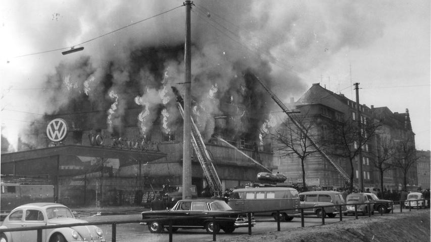 Das Ausmaß der Katastrophe im Ringkaufhaus wurde durch eine Kette unglücklicher Umstände vergrößert. Das Gebäude brannte am 17. Januar 1962 und 22 Menschen fanden darin den Tod.  Zum Artikel: Falsches Handeln in Todesangst
