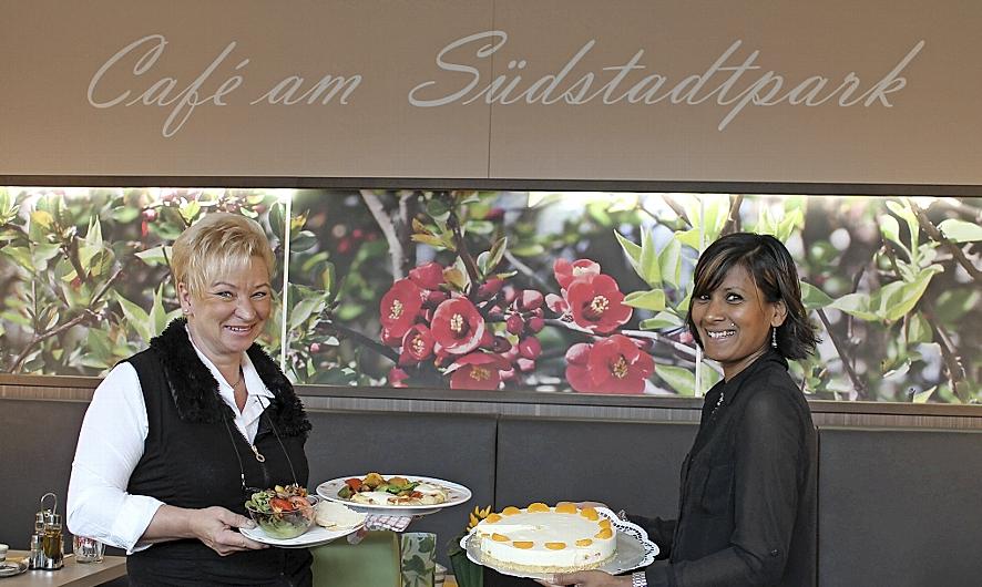 Pia Rotter (links) und Jancyrani Joseph kümmern sich um die kleinen und großen Mahlzeiten der Gäste. Neben Kaffee und Kuchen bieten sie wechselnde Mittagsgerichte und Snacks an. Pia Rotter (links) und Jancyrani Joseph kümmern sich um die kleinen und großen Mahlzeiten der Gäste. Neben Kaffee und Kuchen bieten sie wechselnde Mittagsgerichte und Snacks an.