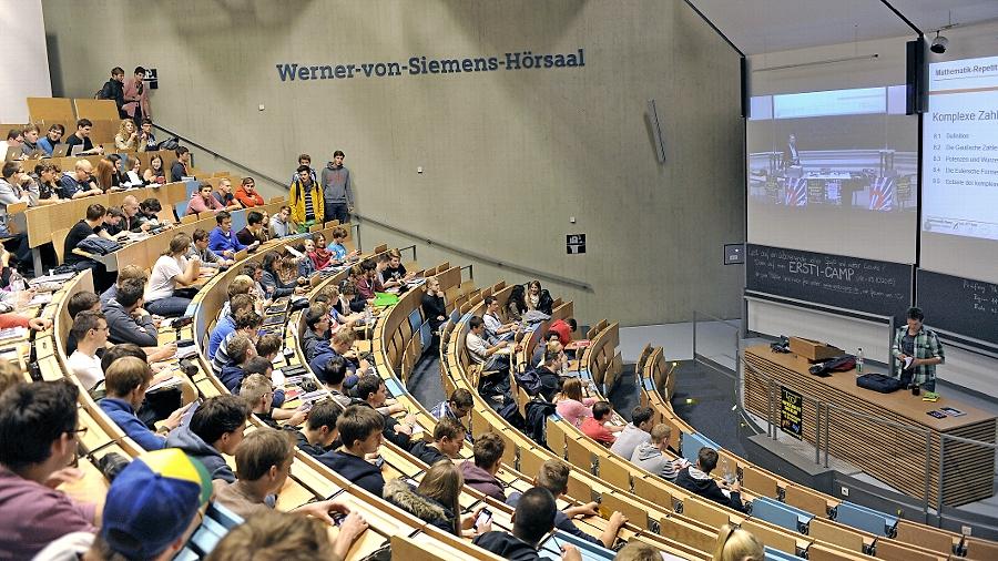 CSU und Freie Wähler würden mit dieser Haushaltspolitik laut Erlangens OB Florian Janik und dem für die Universität zuständigen stellvertretenden SPD-Stadtratsfraktionsvorsitzenden Philipp Dees dem Wissenschaftsstandort Erlangen/Nürnberg in den Rücken fallen und die Zukunft unserer Region gefährden. CSU und Freie Wähler würden mit dieser Haushaltspolitik laut Erlangens OB Florian Janik und dem für die Universität zuständigen stellvertretenden SPD-Stadtratsfraktionsvorsitzenden Philipp Dees dem Wissenschaftsstandort Erlangen/Nürnberg in den Rücken fallen und die Zukunft unserer Region gefährden.