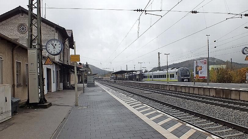 Der Bahnhof Parsberg gehört seit einigen Jahren der Stadt, die nun einiges Geld für die Umgestaltung in die Hand nimmt.