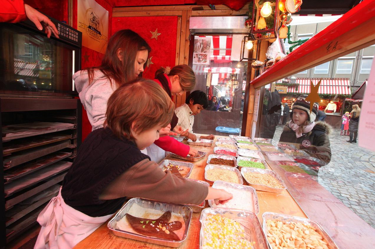 Little Bakers in the Christmas Bake House