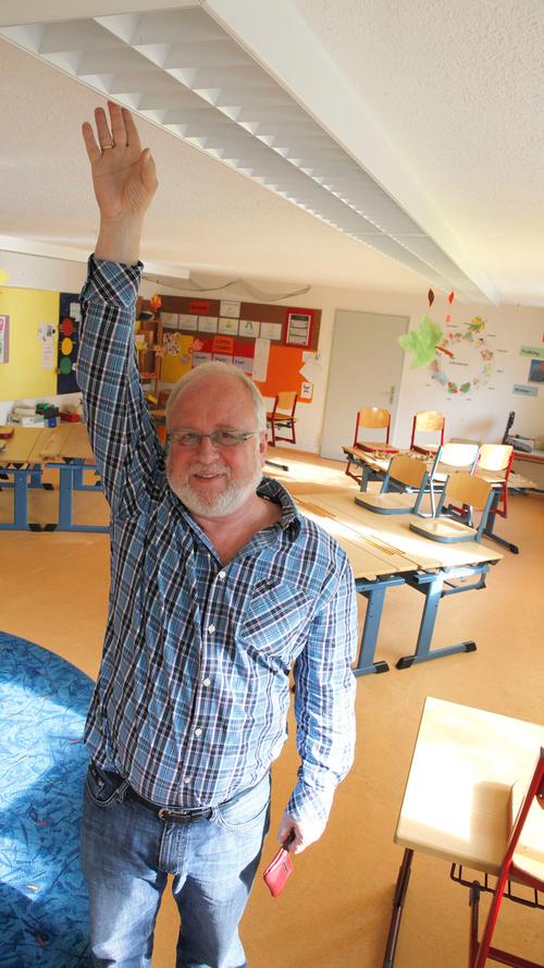 Wilfried Neidhardt, Lehrer in Kersbach, zeigt die geringe Deckenhöhe im Keller-Klassenzimmer.