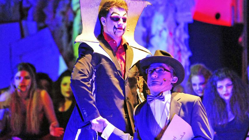 Fulminant: P-Seminar „Kunst“ des WEG brachte „Dracula“ auf die Bühne