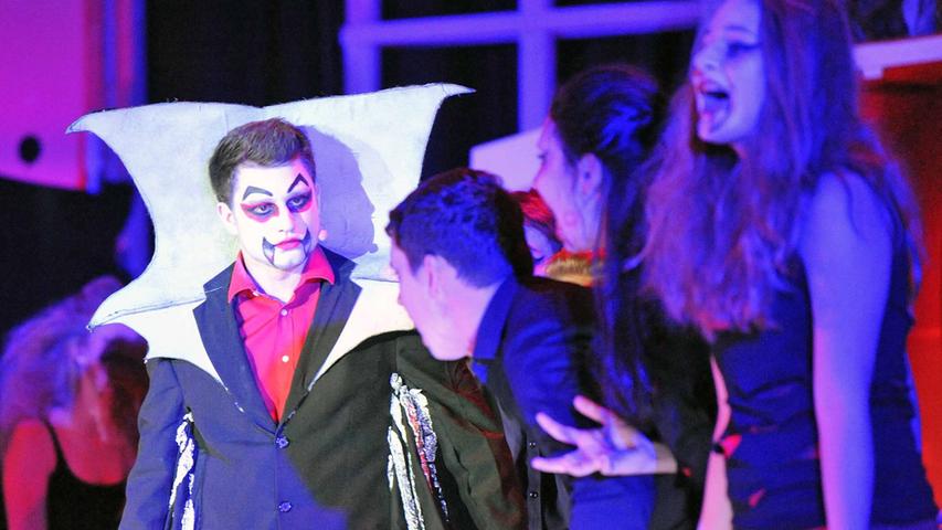 Fulminant: P-Seminar „Kunst“ des WEG brachte „Dracula“ auf die Bühne