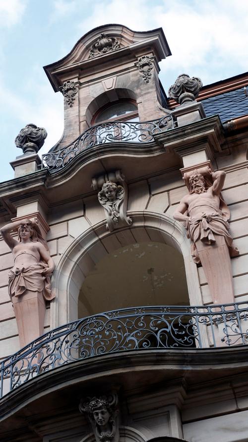 Die Baupläne des Gebäudes stammen von dem Frankfurter Villenarchitekten Heinrich Theodor Schmidt (1834 bis 1904).