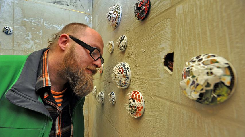 Bizarre und gleichzeitig filigrane Objekte an der Wand kreiert Künstler Stephan Schwarzmann.