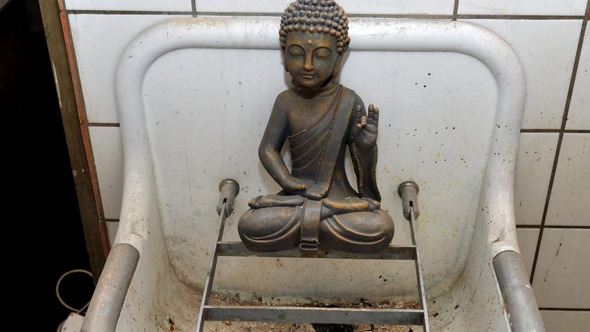 ...religiöse Symbole zu Kunst verarbeitet, wie diese Buddhafigur oder...