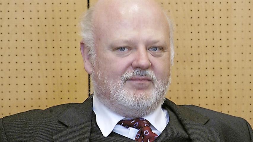 Wolfgang Köhler scheidet zum 30. April 2017 aus dem Amt. Der CSU-Mann war zwischen 2002 und 2008 für das Finanzreferat zuständig (das 2008 von Harrald Riedel besetzt wurde) und leitet bis zu seinem Abschied das Personalreferat - das danach ebenfalls von Harald Riedel übernommen wird.
