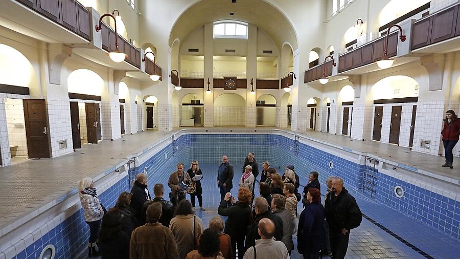 Gleich zu Beginn der rund eineinhalbstündigen Veranstaltung führt Jan Beinßen die Besucher ins Schwimmbecken. Hier wird „Die Tote im Volksbad“, so auch der Titel seines neuen Krimis, gefunden. Gleich zu Beginn der rund eineinhalbstündigen Veranstaltung führt Jan Beinßen die Besucher ins Schwimmbecken. Hier wird „Die Tote im Volksbad“, so auch der Titel seines neuen Krimis, gefunden.